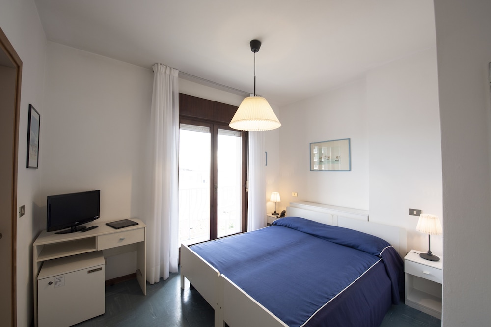 STANDARD, DOUBLE BED, CITY VIEW