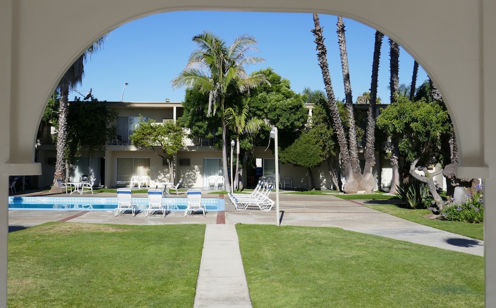 Golden Sails Hotel 11/51
