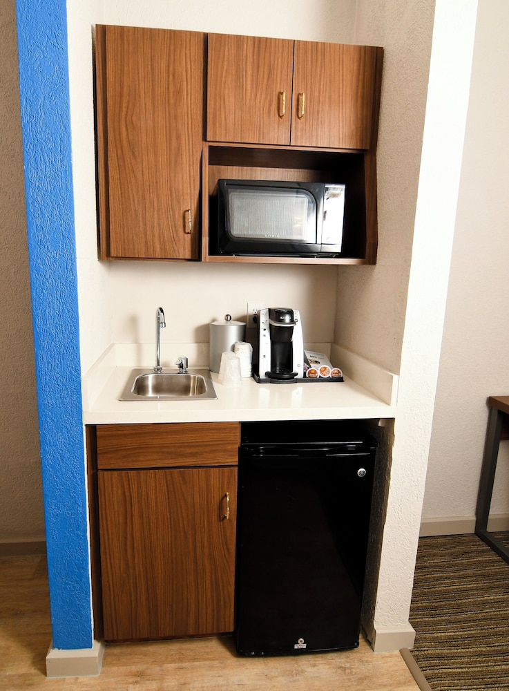 Feature, Suite, 2 Queen Beds، Holiday Inn Express Hotel And Suites Port Clinton Catawba Island 8/8