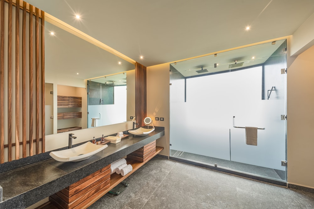 Mvngata Beach Hotel 48/50