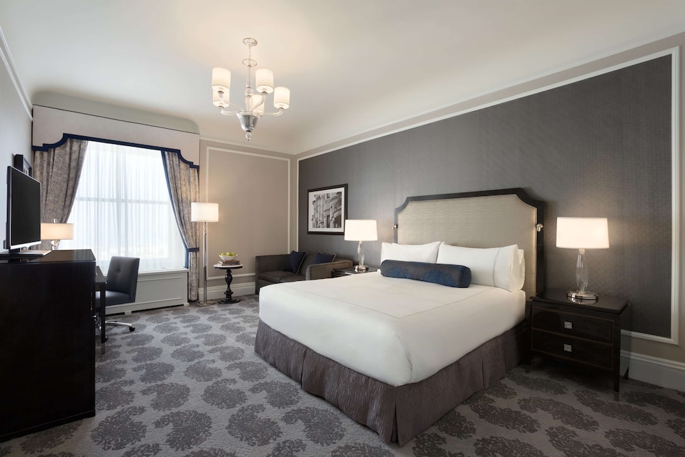JUNIOR SUITE, FAMILY, QUEEN BED, SOFA