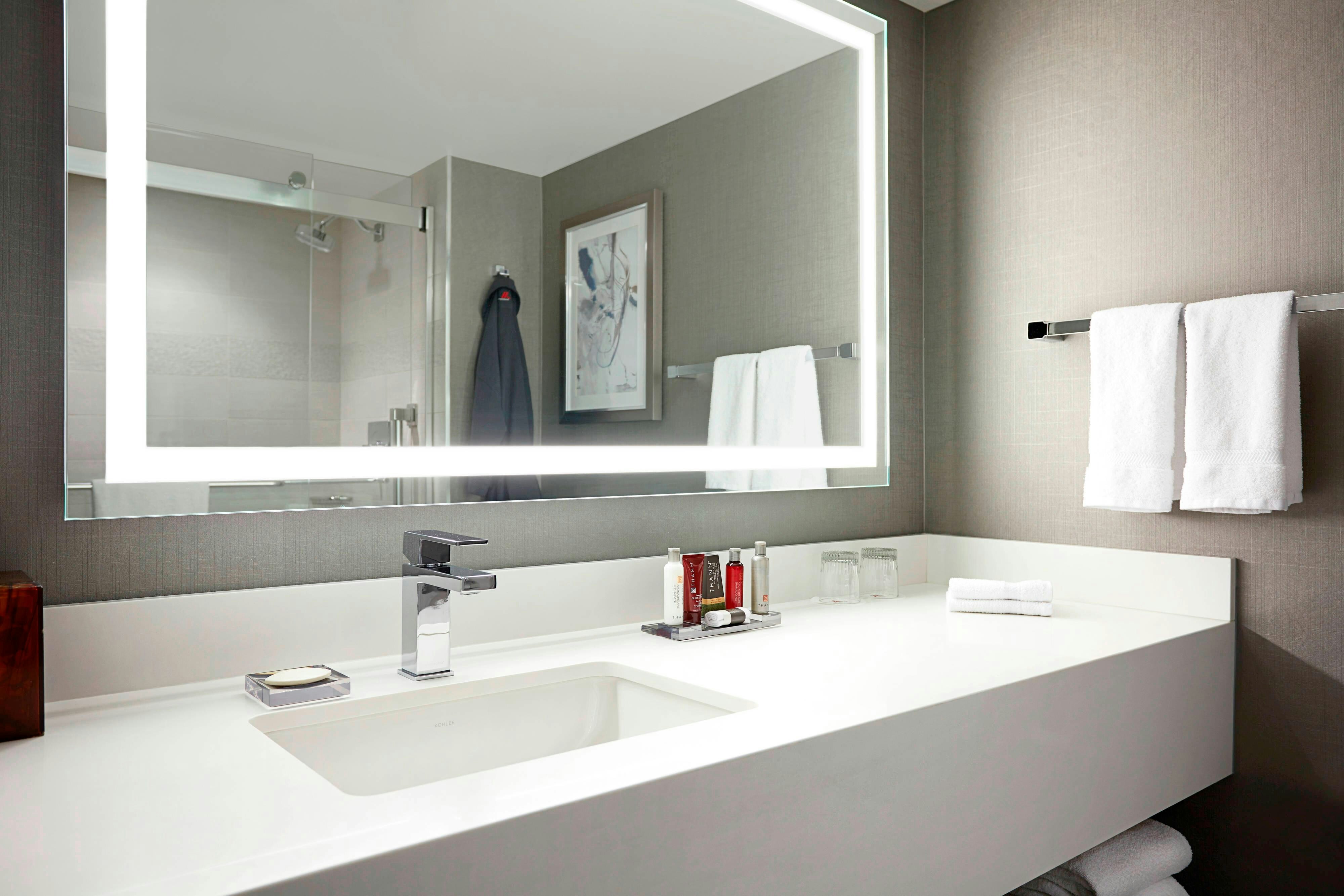 CALGARY MARRIOTT DOWNTOWN HOTEL 70/72