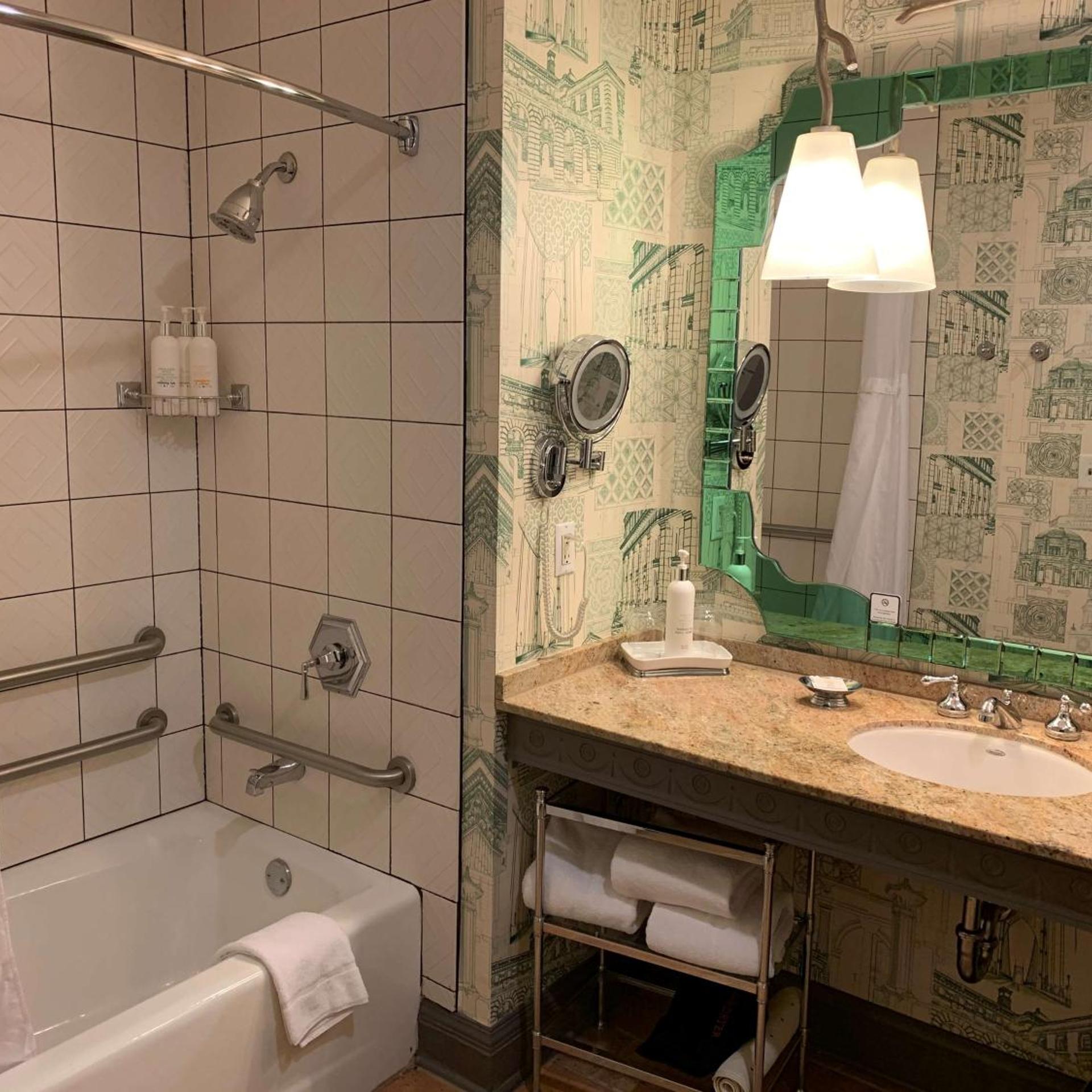 Suite, King Bed, Bath and Shower, Accessible، Royal Sonesta Portland Downtown 6/7