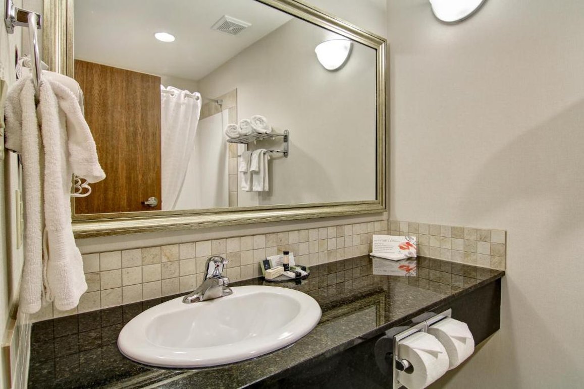 Weyburn Canalta Hotel 37/41