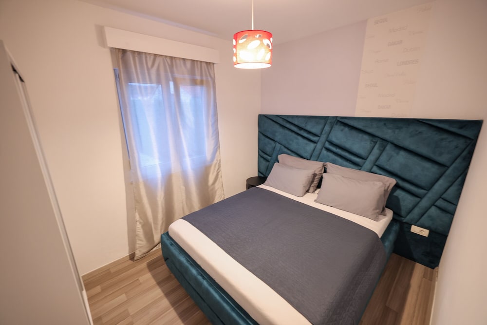 APARTMENT, 2 KING BEDS, POOL VIEW, SOFA