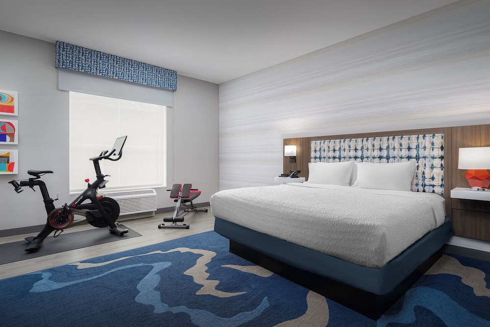 ROOM, KING BED, PELOTON