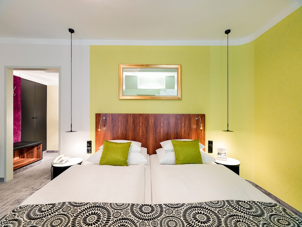 ROOM, DOUBLE BED
