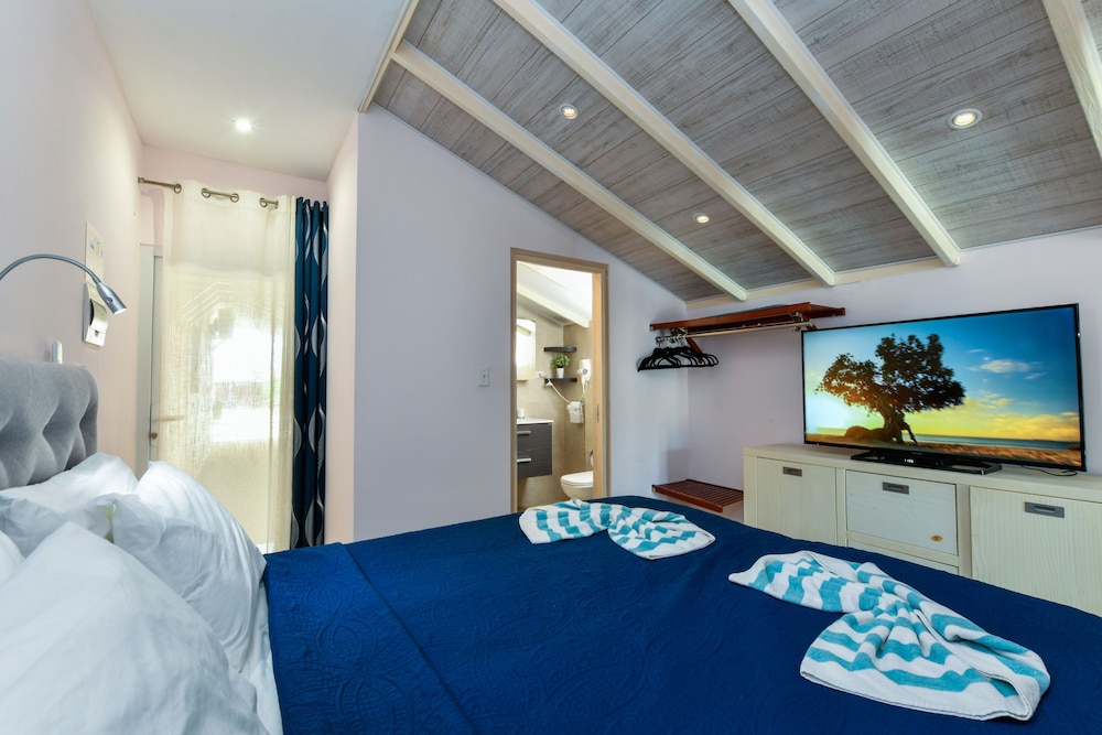 Apartment, King Bed, Pool Side