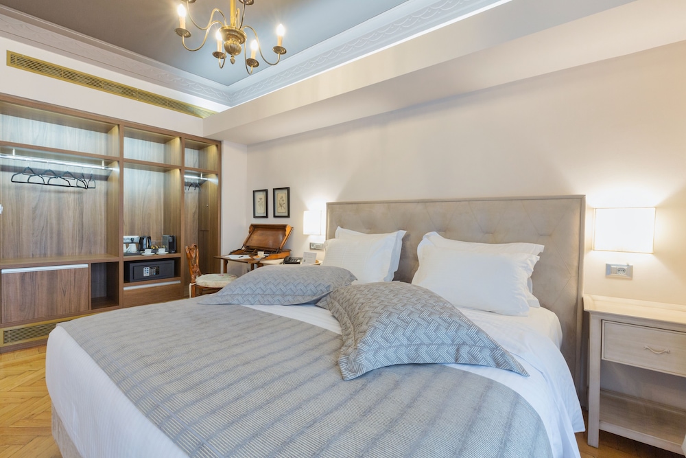DELUXE, DOUBLE BED
