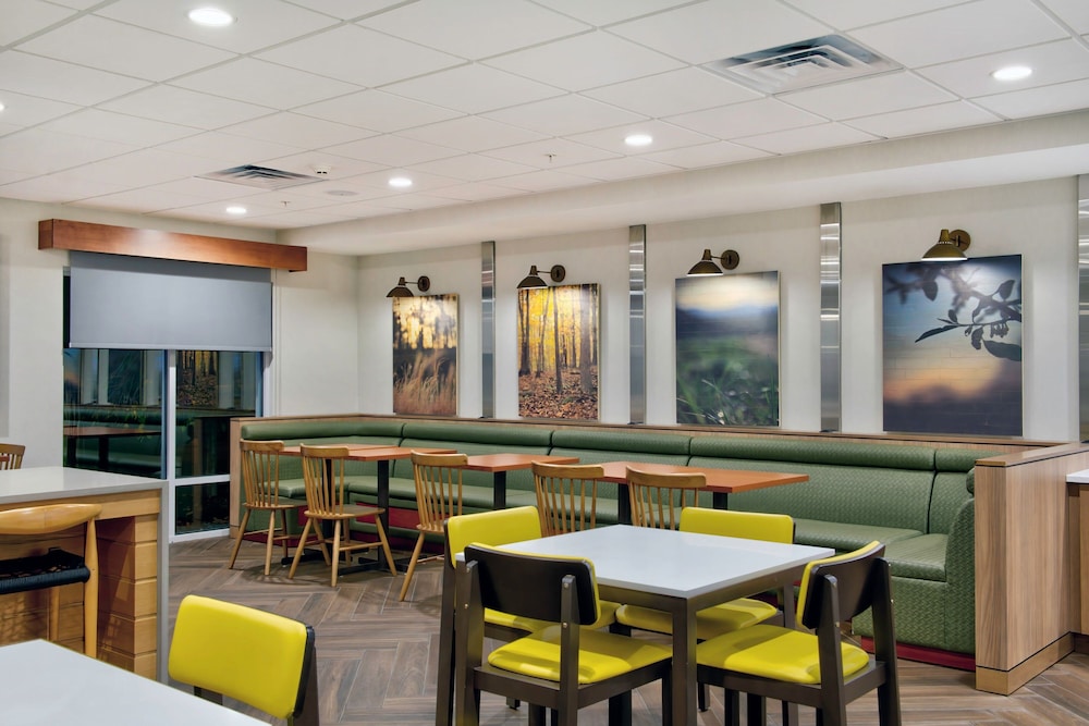 Country Inn and Suites By Carlson, Cortland, NY 35/48