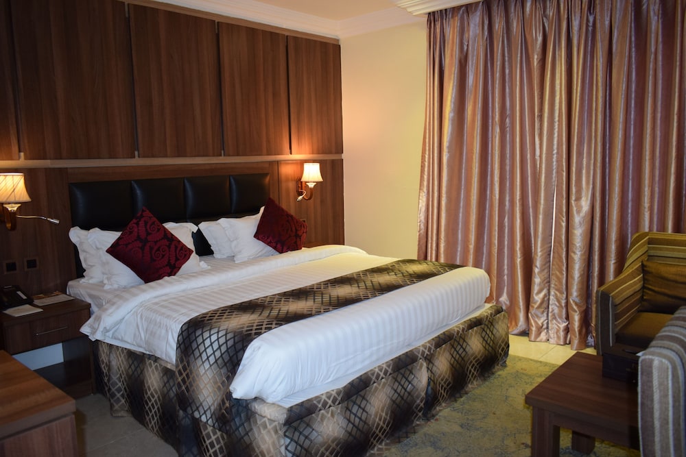 Grand Pela Hotel and Suites 4/44