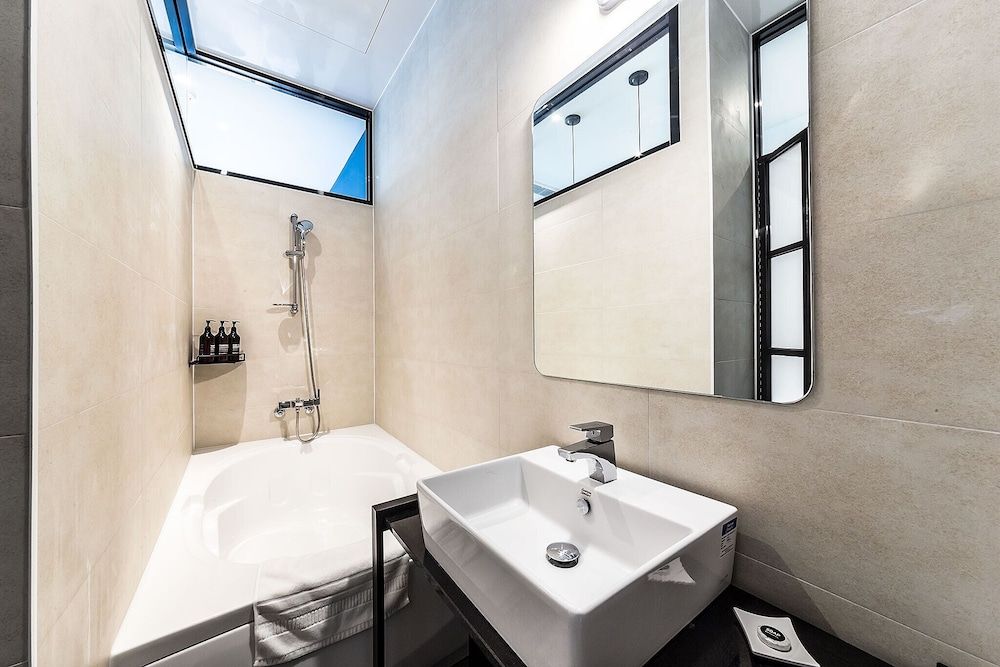 Avenue, 2 Futon Beds, Ocean Floor، H Avenue 6/8