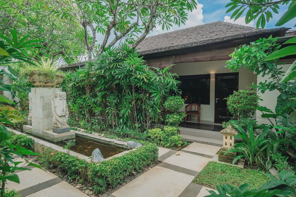 Frangipani Beach Villa 8/68