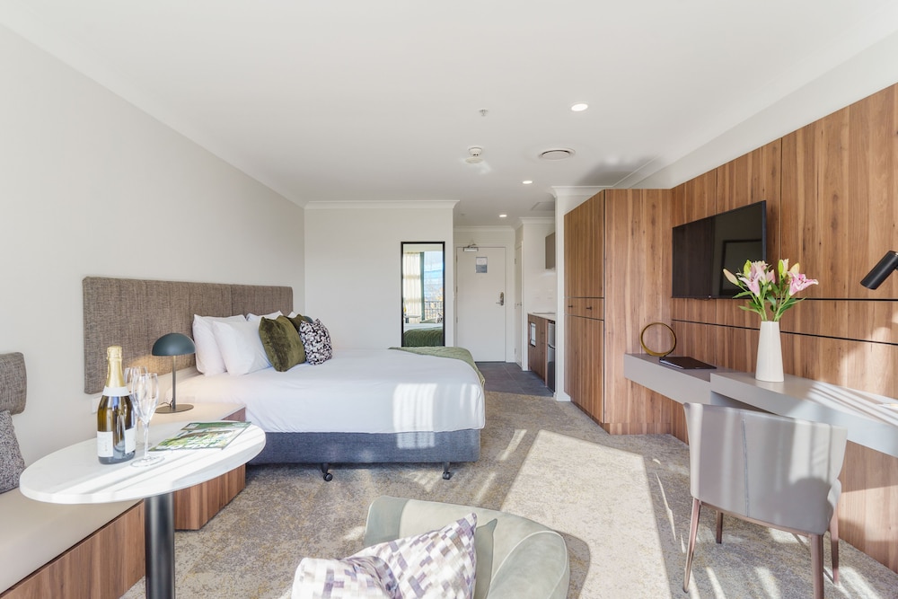 Parkside Hotel and Apartments 36/74
