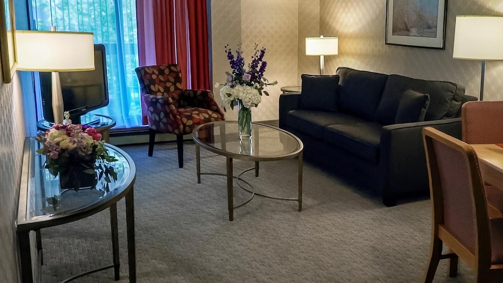 Cartier Place Suite Hotel 44/64