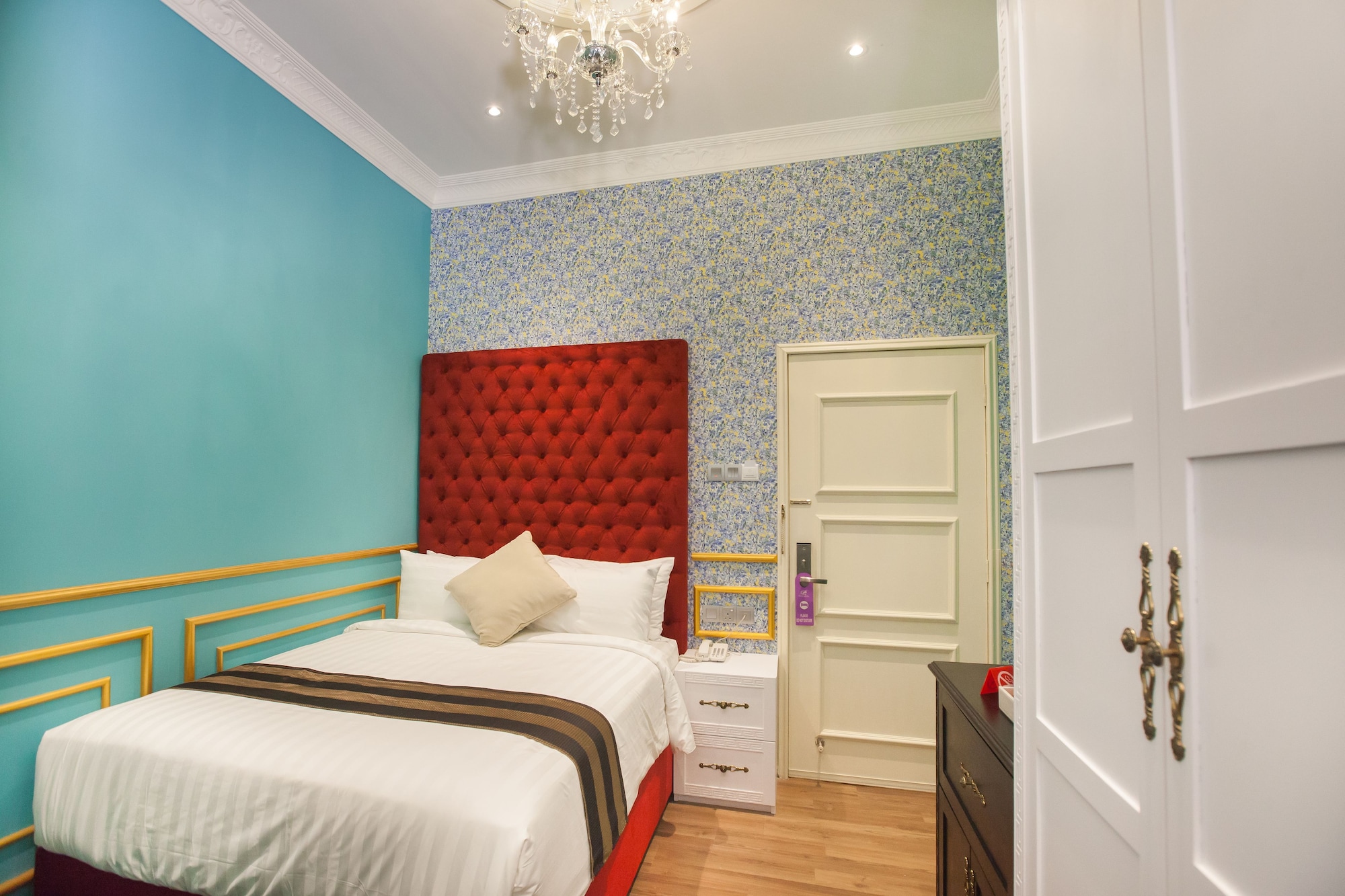 SUPERIOR, QUEEN BED