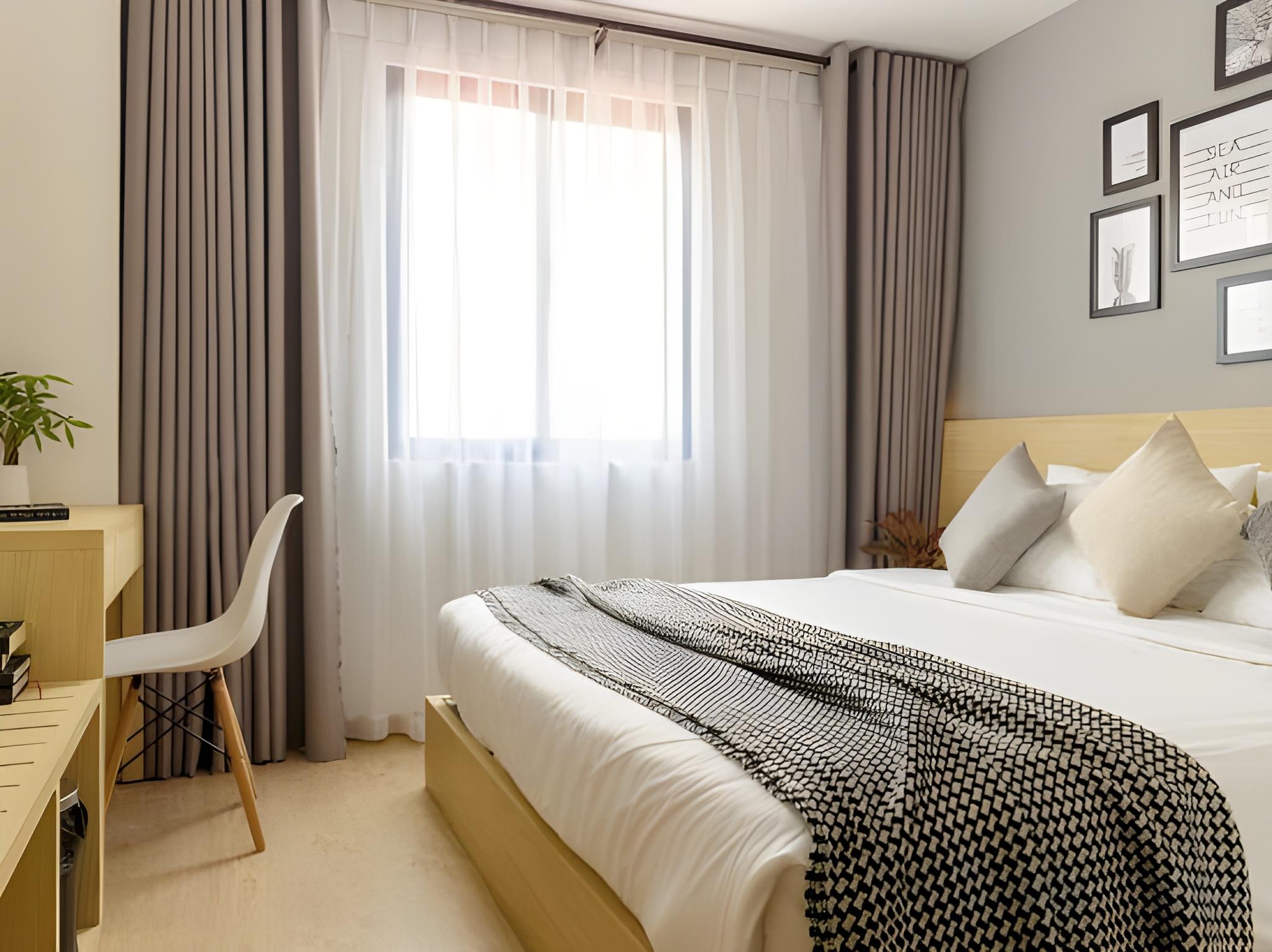 Standard, Queen Bed, No Window
