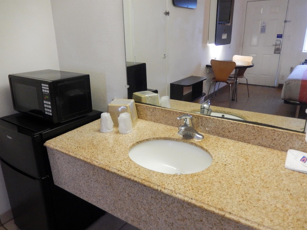 Motel6 Clute, TX 24/38