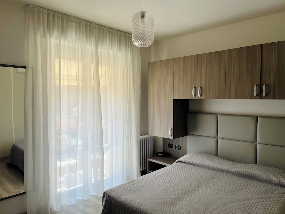 ROOM, DOUBLE BED, PARTIAL LAKE VIEW, BALCONY