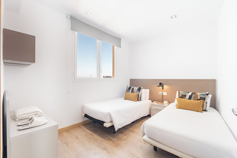 3 Bedrooms, Penthouse, 1 Double and 4 Single Beds, City View