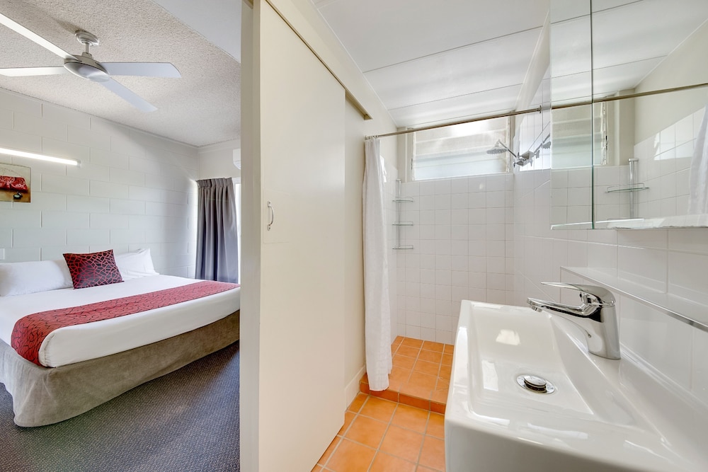 Camelot Motel 26/27