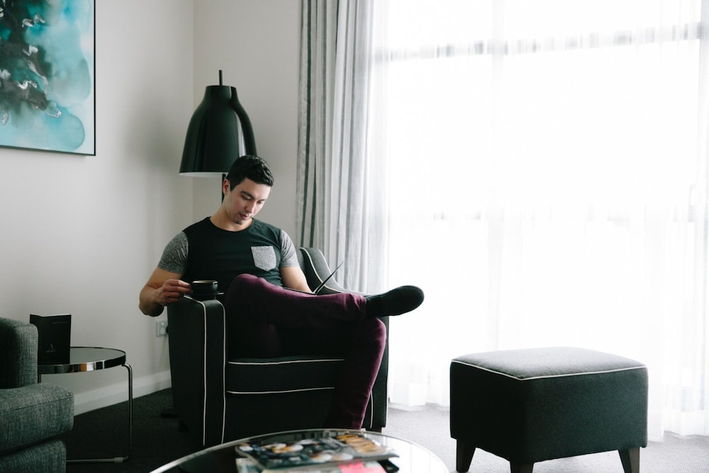 AVENUE HOTEL CANBERRA 51/59