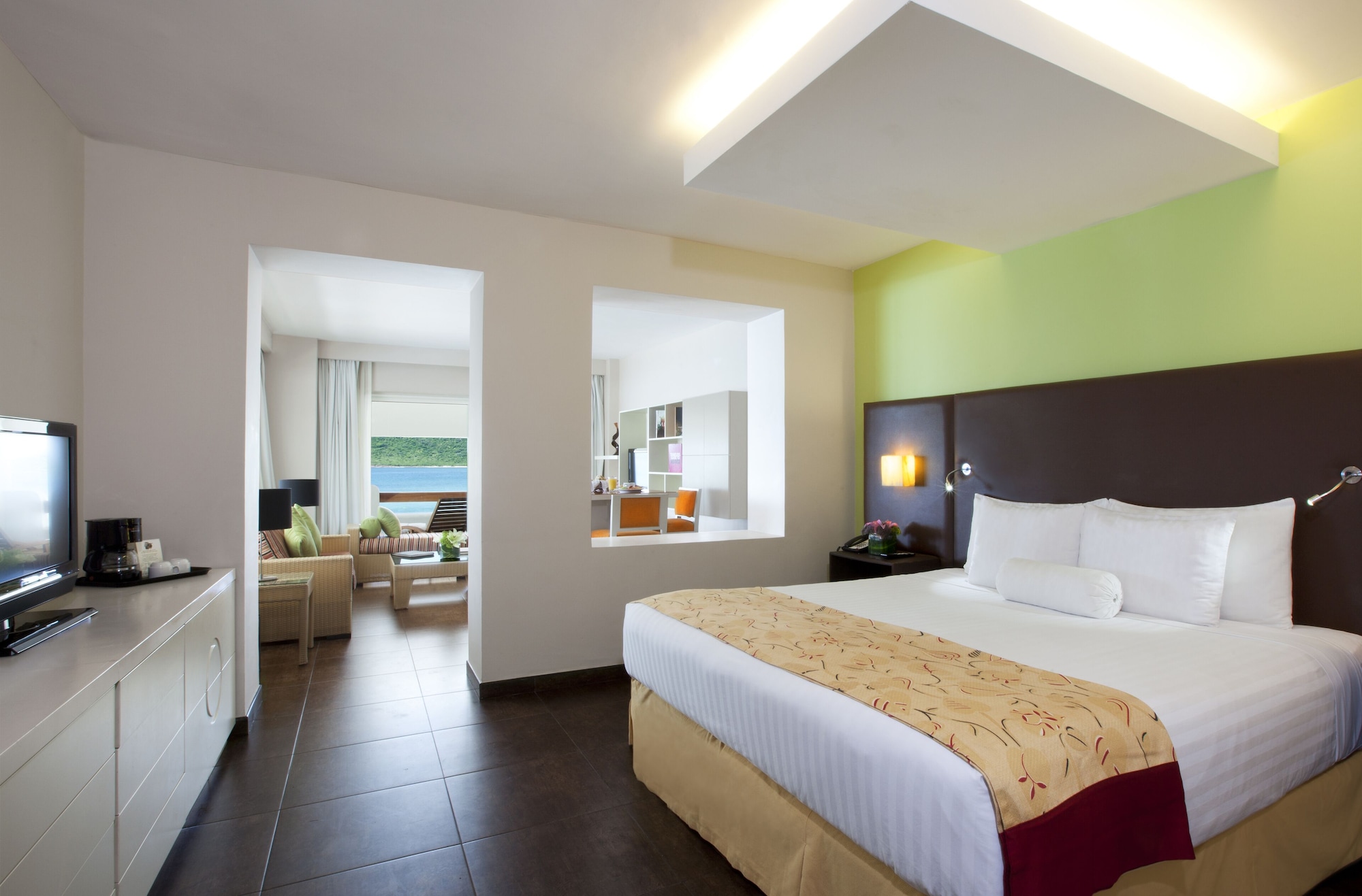 JUNIOR SUITE, KING BED, OCEAN VIEW