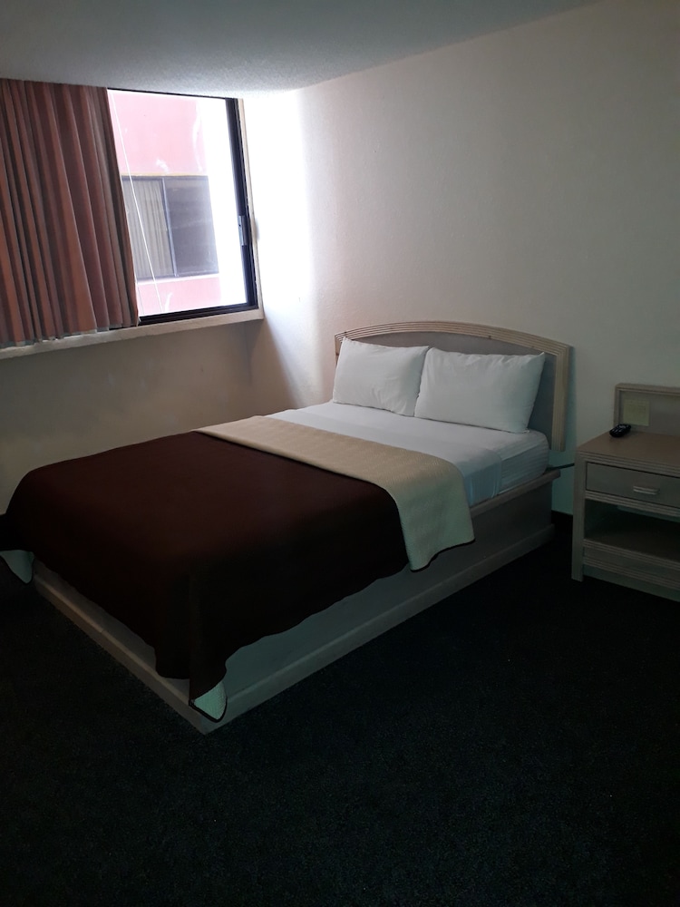 Corona Plaza Hotel 33/70