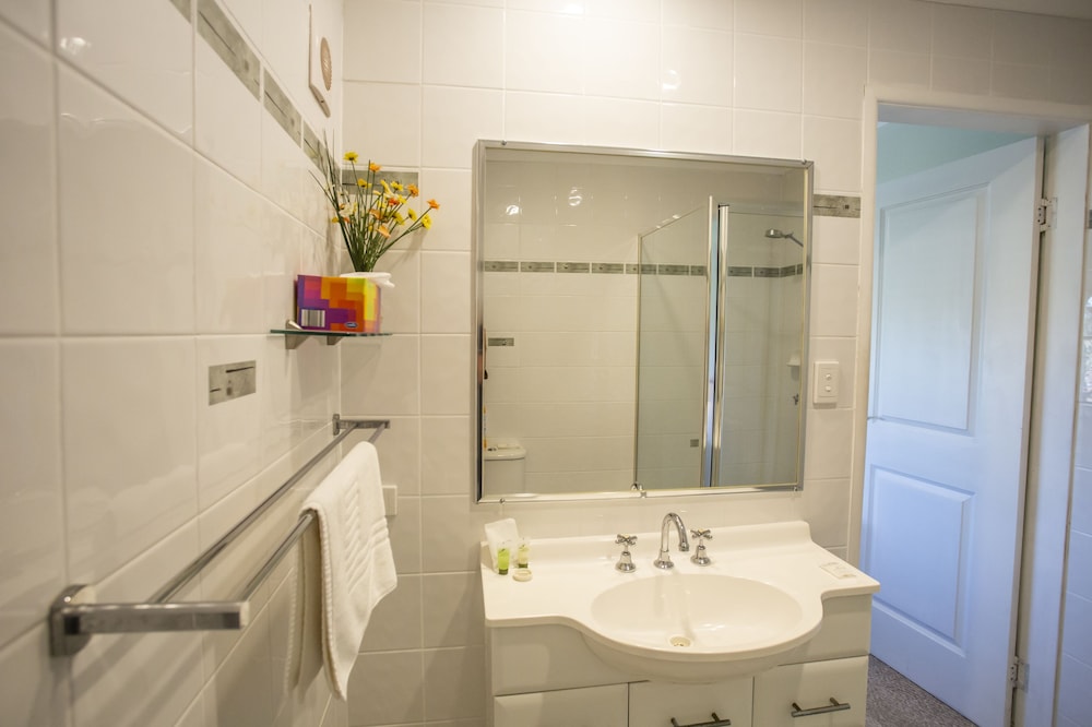 Ainslie Manor Bed and Breakfast 64/66
