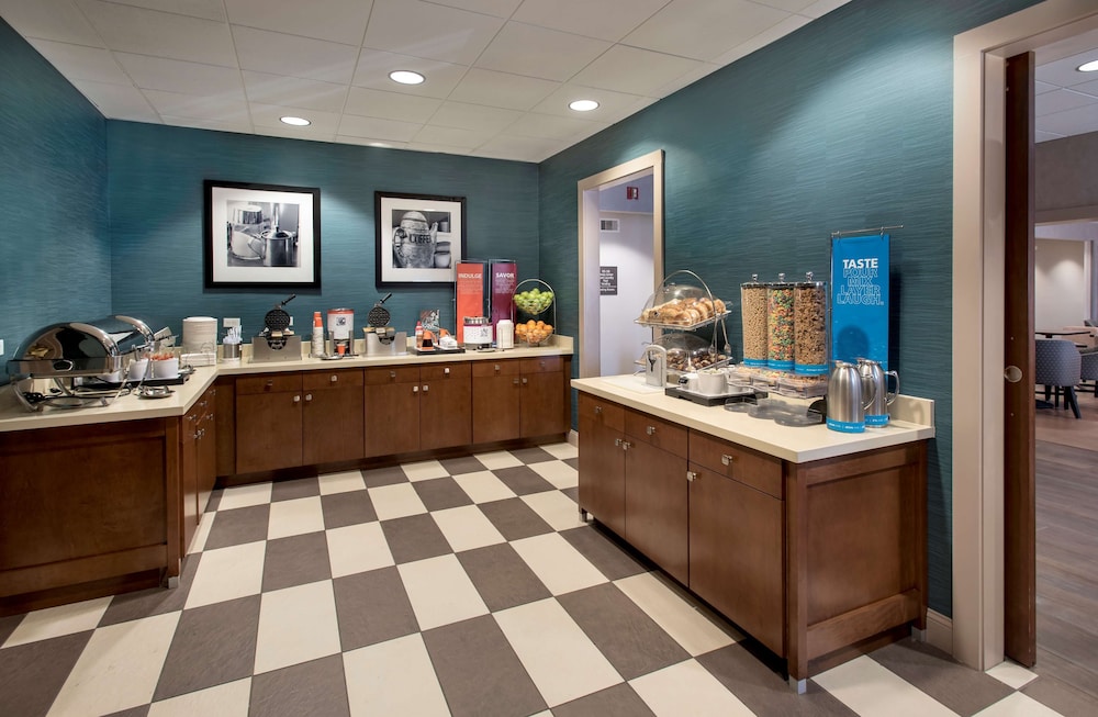 Hampton Inn Boston Logan Airport 24/38