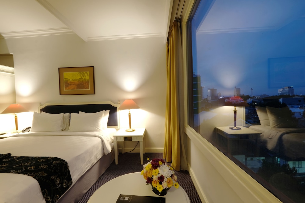 Club, King Bed, City View, ARYADUTA MAKASSAR 4/5