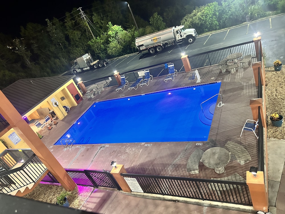 Home Town Inn And Suites 25/47