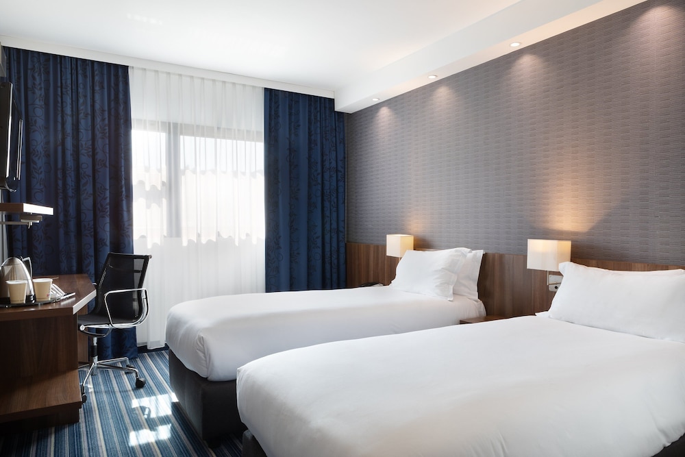 Holiday Inn Express Marseille Airport (ex Kyriad Marseille Provence Airport) 18/35