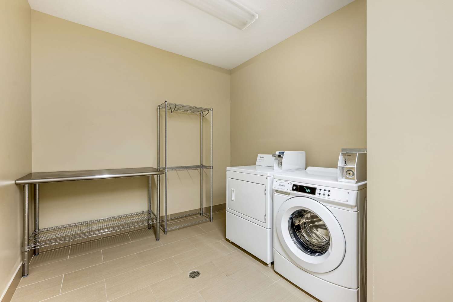 Comfort Suites East 25/42