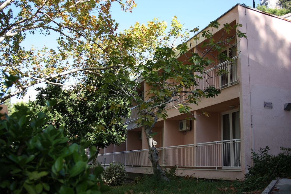 BRZET HOTEL OMIS 3/50
