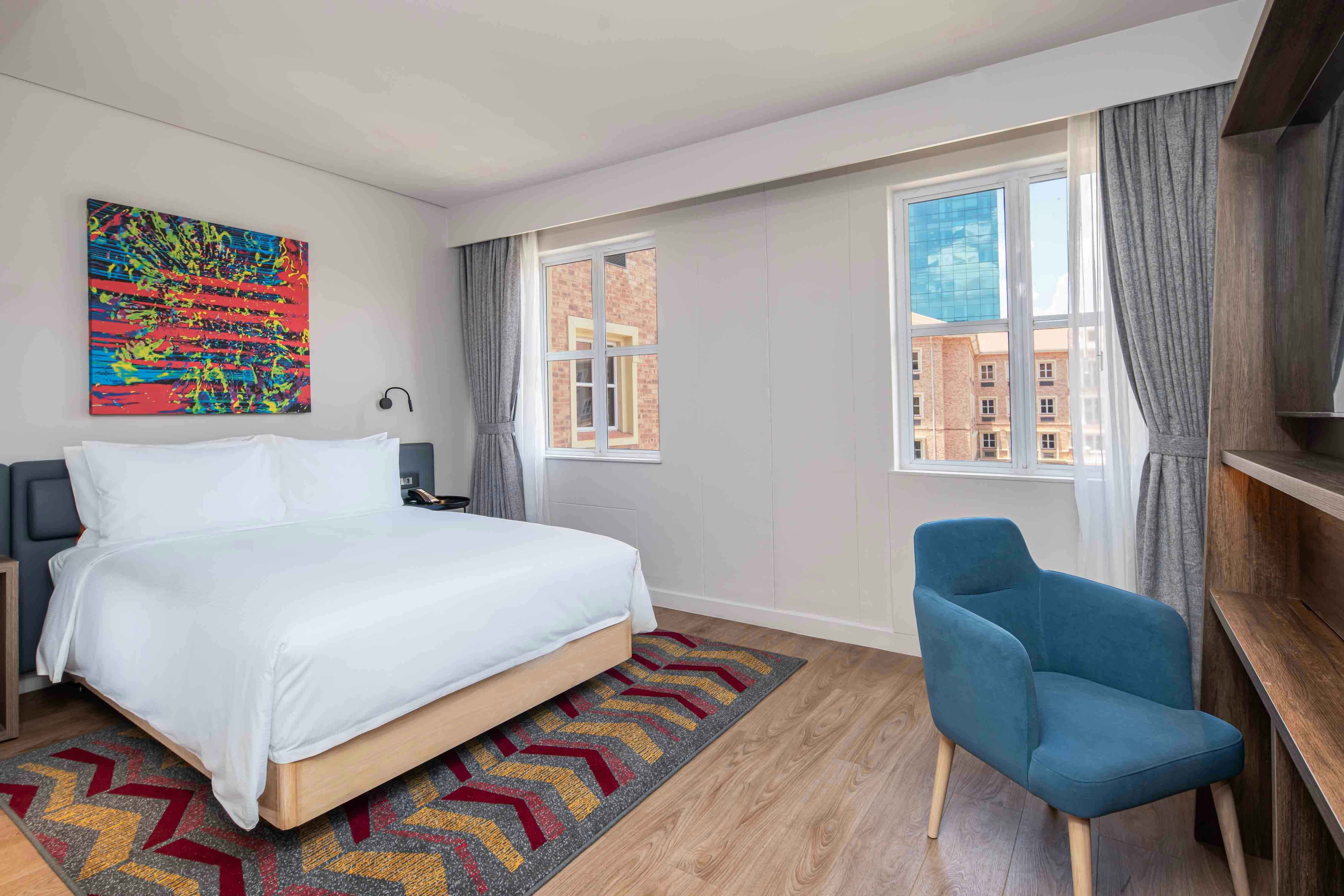 ROOM, QUEEN BED