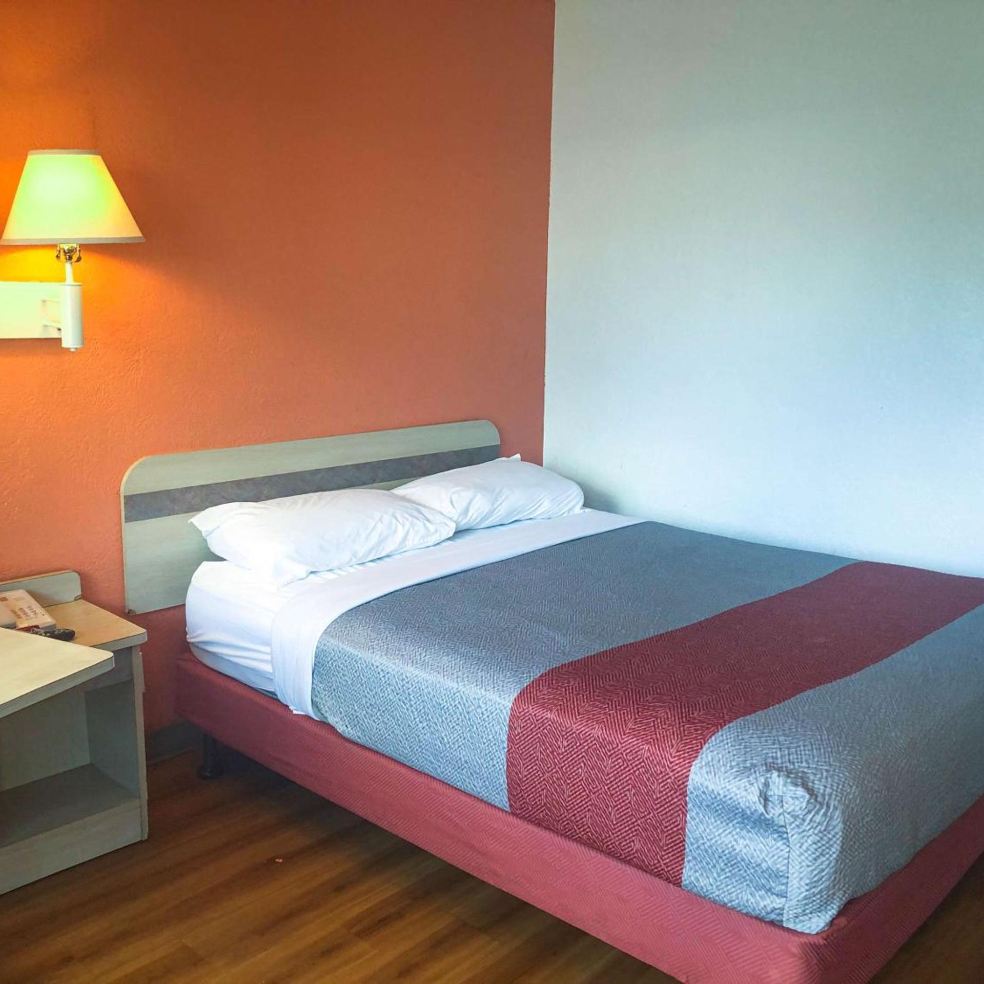 ROOM, DOUBLE BED