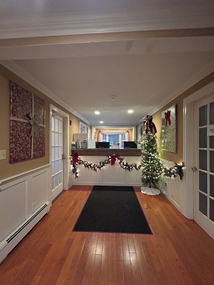 Golden Gables Inn Dazzler Select by Wyndham 10/60