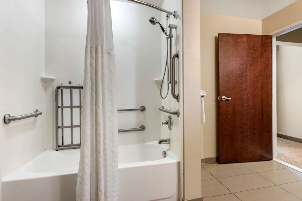 Comfort Suites Airport-University 33/33