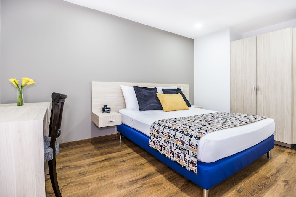Standard, Queen Bed, No Window