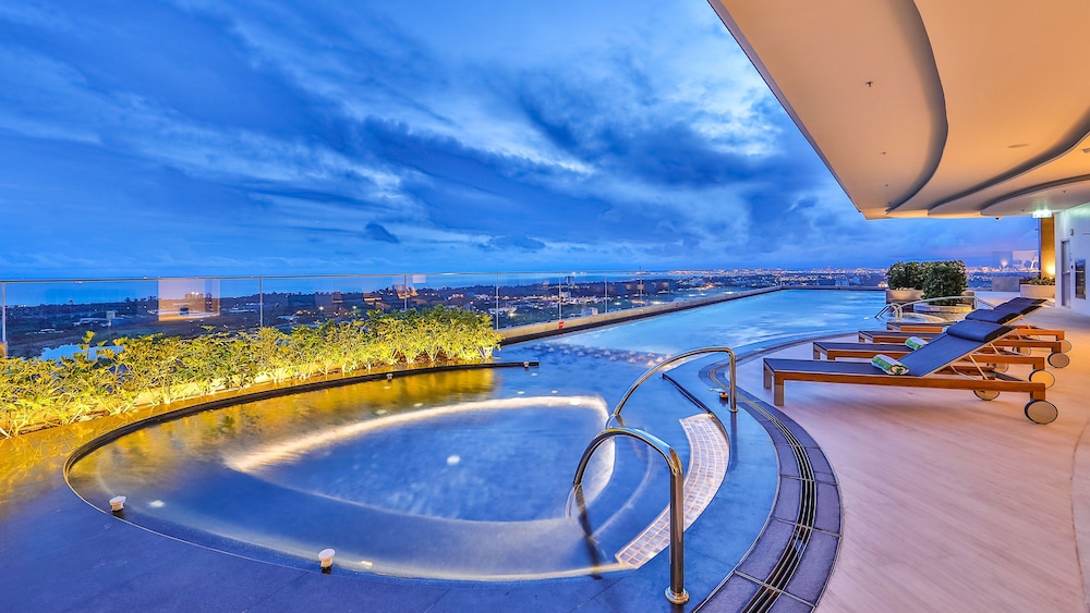 Holiday Inn & Suites Rayong City Centre in RAYONG
