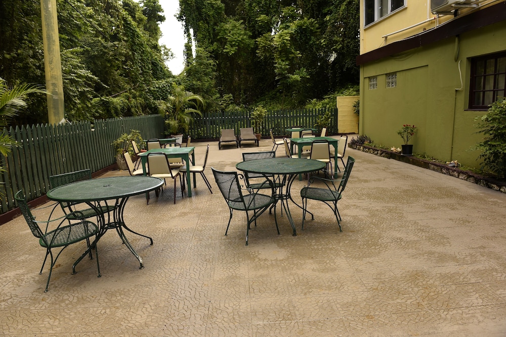 Pineapple Court Hotel 27/36