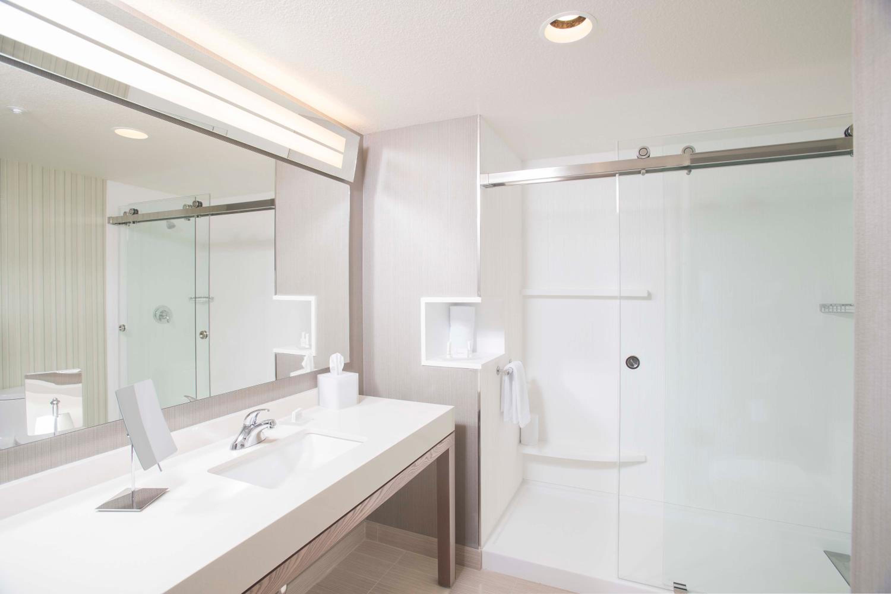 غرفة بسرير كينج مع أريكة في طابق مرتفع، Courtyard Redwood City 5/7