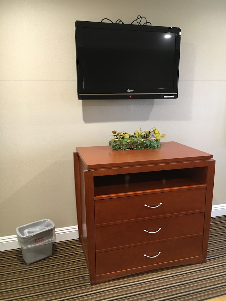 Regency Inn And Suites 1/27