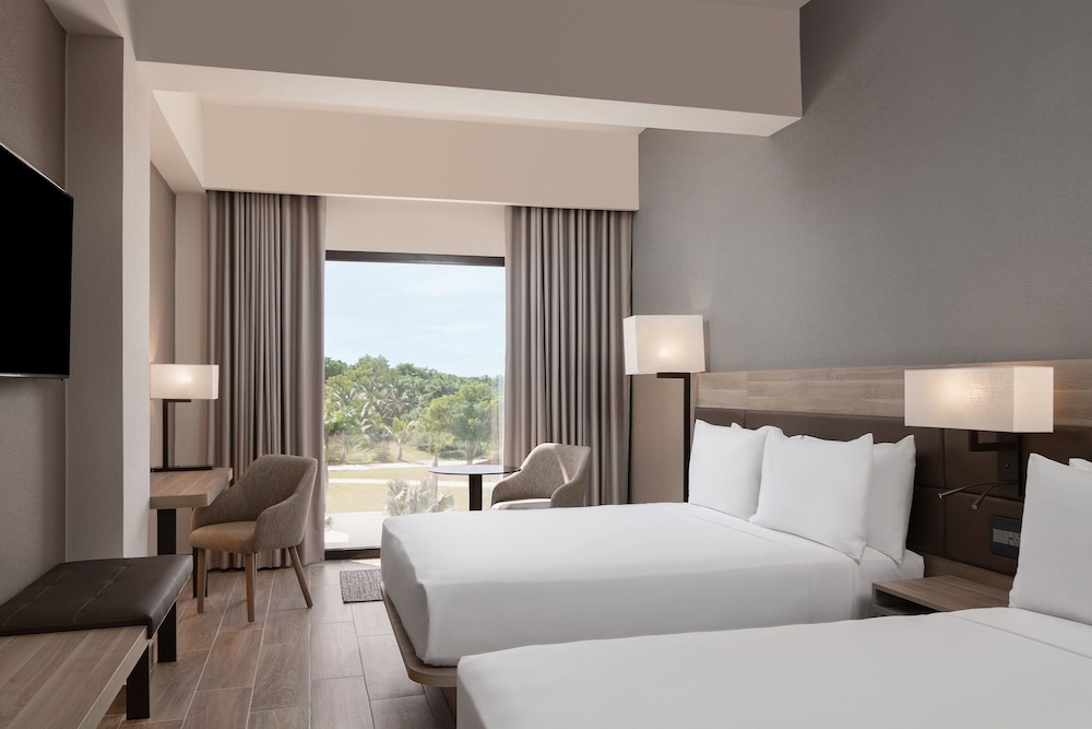 DELUXE, 2 QUEEN BEDS, POOL VIEW