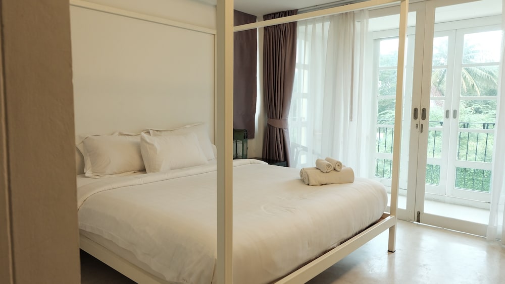 DELUXE, PARTIAL SEA VIEW, BALCONY