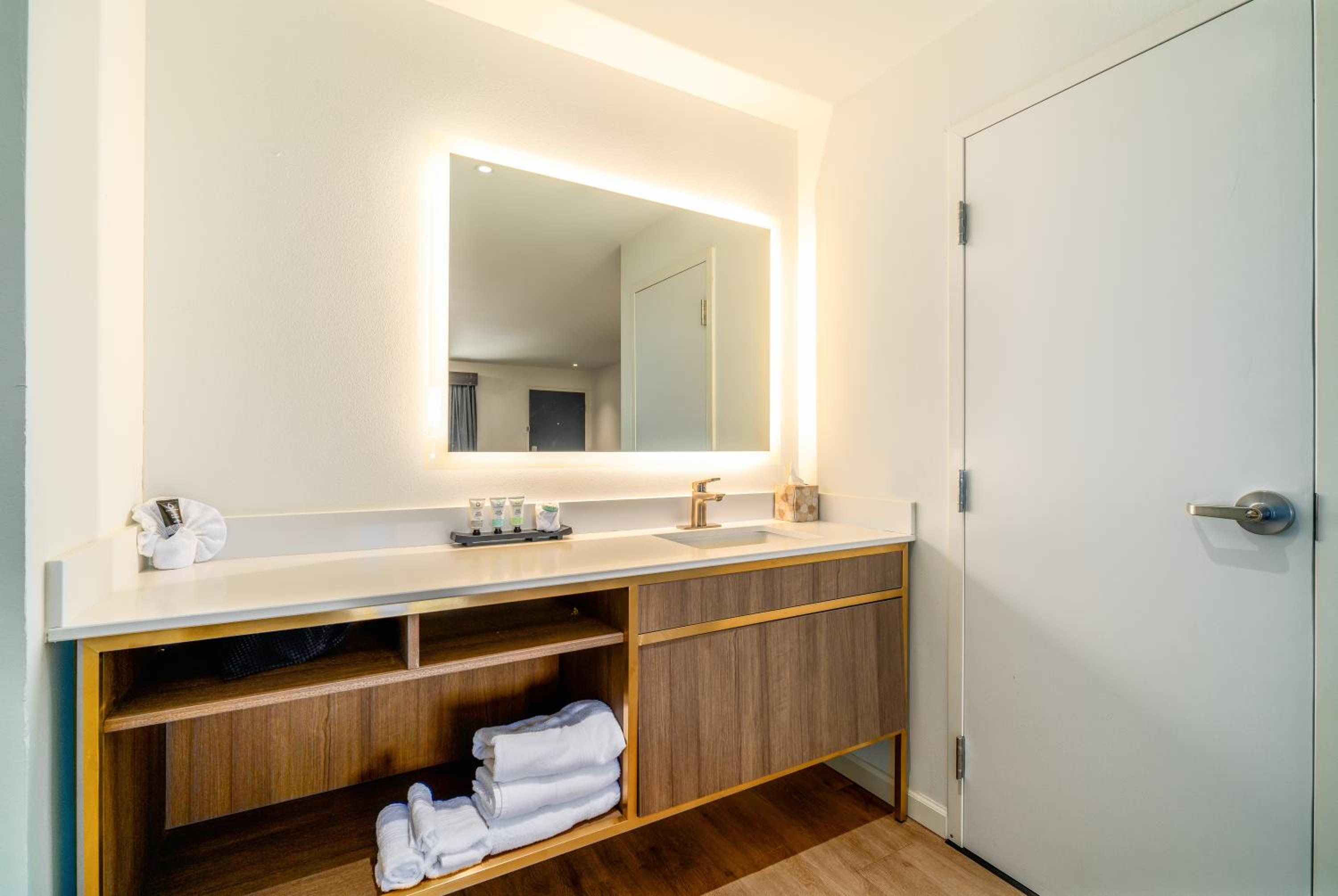 Trend Hotel at LAX Airport 41/46