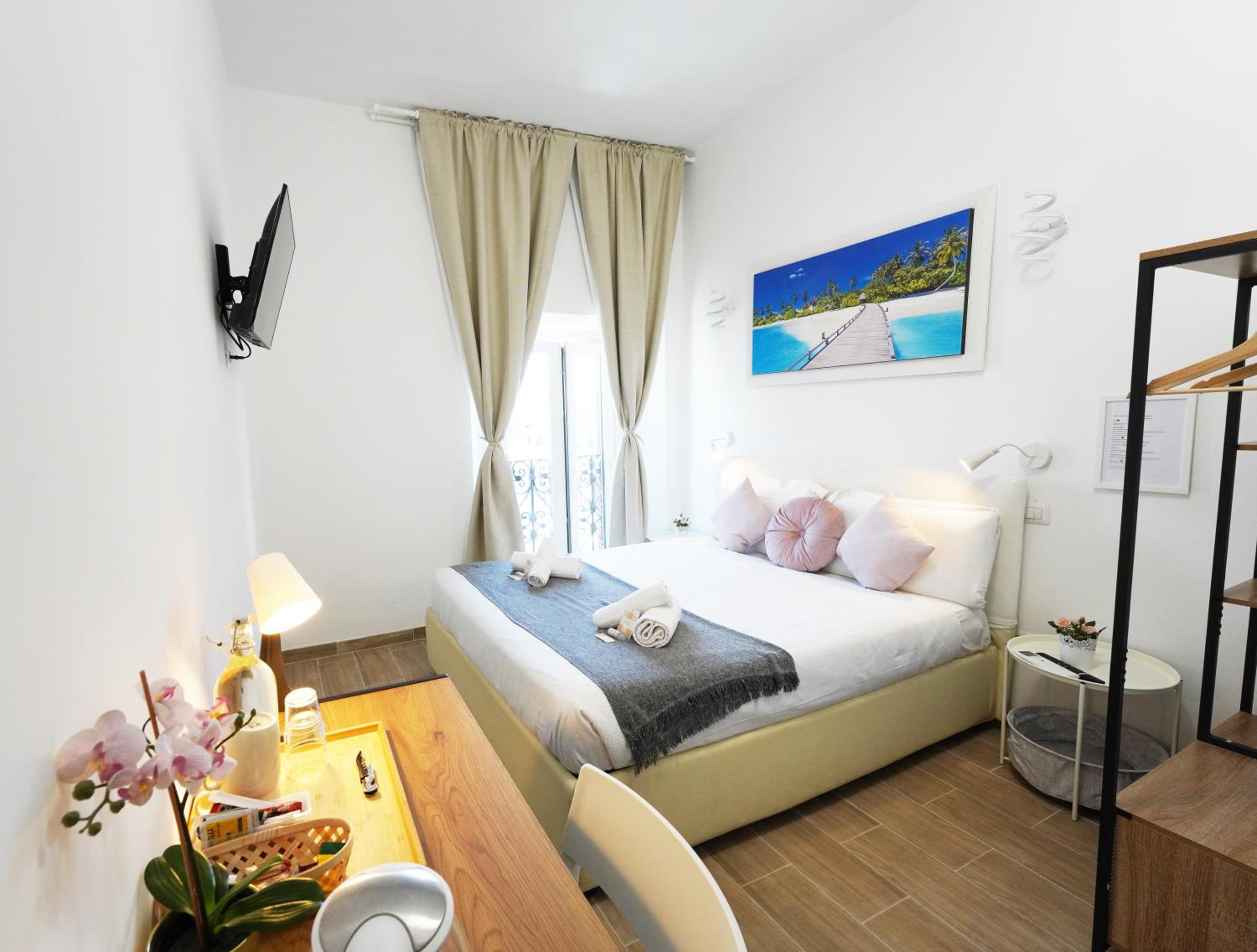 ROOM, DOUBLE BED