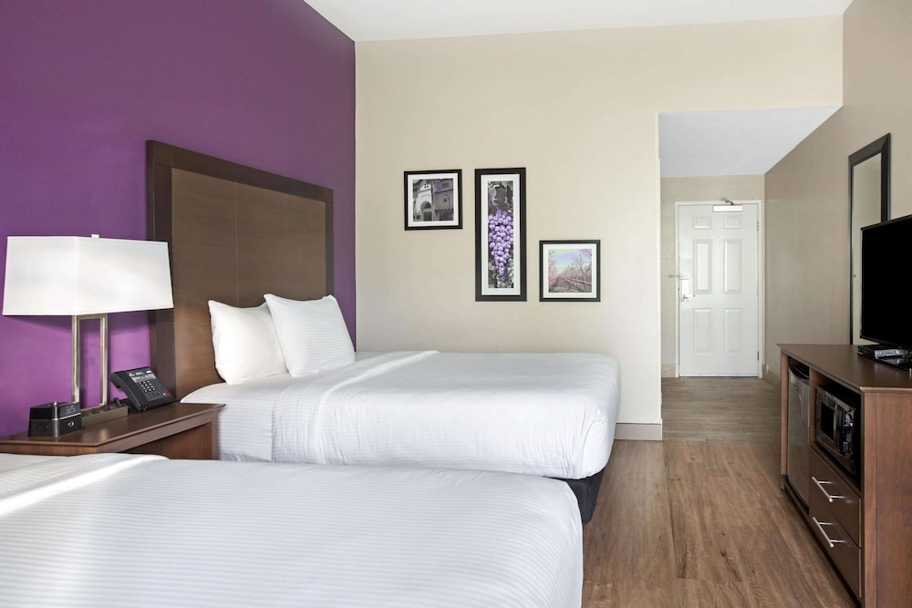 La Quinta Inn & Suites by Wyndham Visalia/Sequoia Gateway 6/60