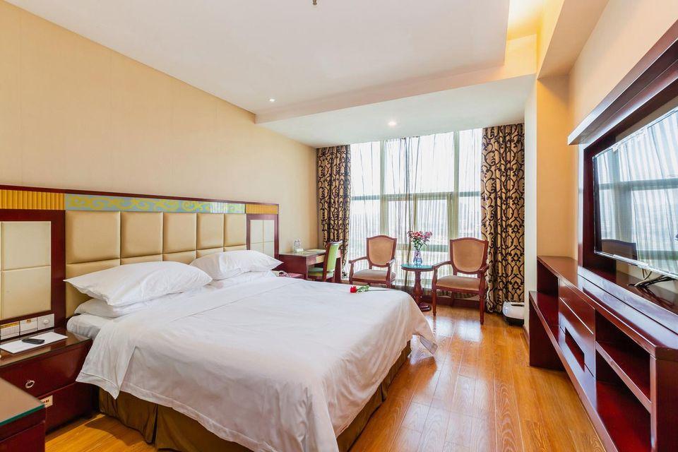 Vienna Hotel (Shenzhen Pinghu Center Metro Station) 28/42